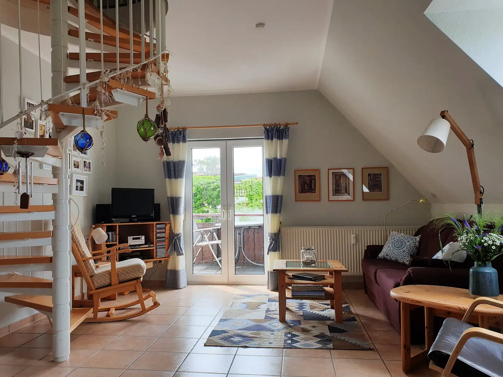 Das helle Wohnzimmer der Ferienwohnung Graal-Müritz-Appartement hat auch Zugang zum großen Balkon.